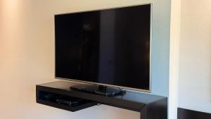 ボゴタにあるヒルトン ボゴタの薄型テレビ(黒いスタンドに座る)