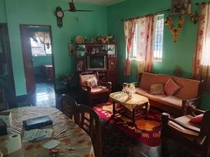 una sala de estar con un sofá y una mesa en Yellow Maple, en Camorlim