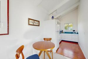 een keuken met een tafel en stoelen in een kamer bij Perched on the Bluff - Casita in Mendocino +9 foto's