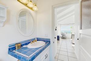 een badkamer met een wastafel en een spiegel bij Perched on the Bluff - Casita in Mendocino