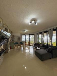 圣卡塔利娜岛Cabañas Time Out的客厅里有一张沙发和一张桌子。