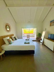 Postel nebo postele na pokoji v ubytování Beautiful suite S18, pool, sea view, next to paradise Pinel Island