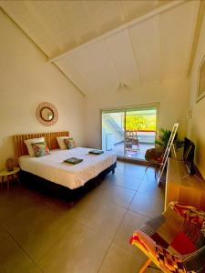 Postel nebo postele na pokoji v ubytování Beautiful suite S18, pool, sea view, next to paradise Pinel Island