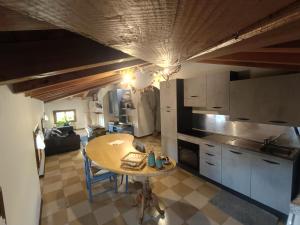 an overhead view of a kitchen with a table at la casetta di Giò in Montebelluna +8 photos