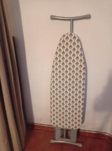 Un monopatín sobre un soporte junto a una pared en Habitación 1 en piso compartido con acceso Zonas comunes, en Marbella 21 fotos más