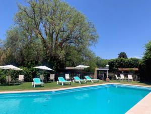 ラ・クンブレにあるHostería La Viñaのラウンジチェアとパラソル付きのスイミングプール +112枚の写真