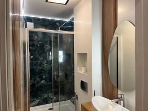 een badkamer met douche, wastafel en spiegel bij Fajna Kwatera Warszawa in Warschau +139 foto's
