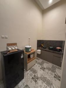 普禾加多patangpuluh homestay的客房内的厨房配有柜台和炉灶