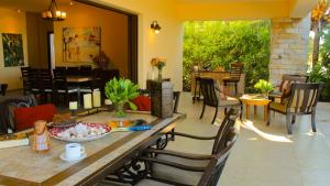 ChicxulubCasa Bul-Kay's - Where Confort Meets Consierge Care的餐厅里有一张桌子和几把椅子