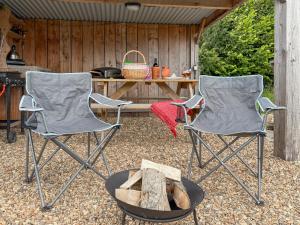 two chairs and a table in front of a grill at The Sheep Pod - Uk50074 in Welshpool +11 photos