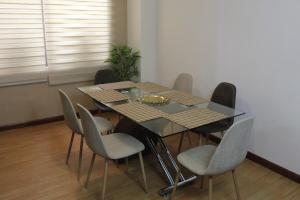 a dining room table and chairs in a room at Departamento La República in Cuenca