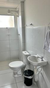 ein weißes Badezimmer mit Toilette und Waschbecken in der Unterkunft Casa para o Natal in Garanhuns