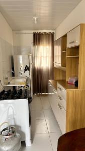 eine kleine Küche mit Spüle und Kühlschrank in der Unterkunft Casa para o Natal in Garanhuns