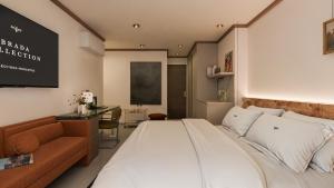 ein Schlafzimmer mit einem großen weißen Bett und einer Couch in der Unterkunft Brada Collection Stays in Guadalajara + 31 Fotos