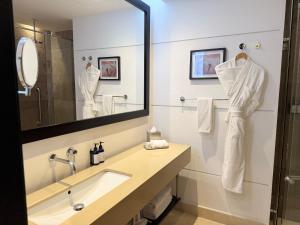 een badkamer met een wastafel en een spiegel bij Hilton Bogotá in Bogota