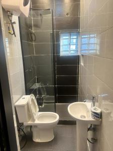 Koupelna v ubytování Delight shortlet apartments- Luxury 3 Bed in Jahi
