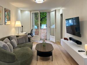 TV a/nebo společenská místnost v ubytování Havre de paix en ville - chez Céline