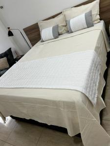 Кровать или кровати в номере Apt prox Petrobras