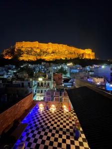 une vue depuis le toit d'un immeuble la nuit dans l'établissement Geel Heritage - A Restored Haveli, à Jodhpur