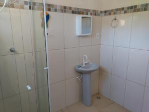 Un baño con lavabo y ducha en Hostel da Dri, en Aiuruoca