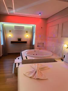 a large bathroom with a tub and red walls at Motel Park Way in Brasilia +1 photo