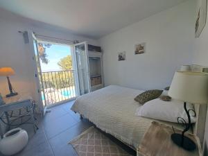 een slaapkamer met een bed en een groot raam bij Villa K Presqu ile de Giens in Hyères +37 foto's