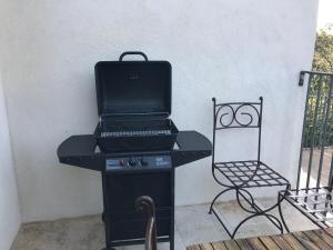 een laptop die bovenop een fornuis staat met een stoel bij Villa K Presqu ile de Giens in Hyères