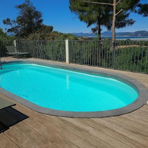 een klein zwembad op een houten terras bij Villa K Presqu ile de Giens in Hyères