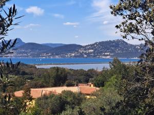 uitzicht op een meer met bergen op de achtergrond bij Villa K Presqu ile de Giens in Hyères