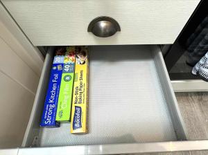 un tiroir contenant des en-cas dans un placard dans l'établissement Brain Properties Limited - Garden flat with Parking near QA Hospital, à Portsmouth 7 autres photos