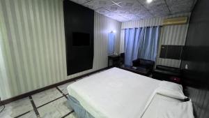 Postel nebo postele na pokoji v ubytování SSClub Hotel Peshawar + 3 fotografie