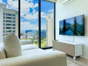 Μια τηλεόραση ή/και κέντρο ψυχαγωγίας στο New & Spacious Studio Apt Opposite Central Market