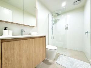 Ένα μπάνιο στο New & Spacious Studio Apt Opposite Central Market