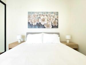 Ένα ή περισσότερα κρεβάτια σε δωμάτιο στο New & Spacious Studio Apt Opposite Central Market