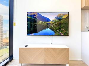 Μια τηλεόραση ή/και κέντρο ψυχαγωγίας στο New & Spacious Studio Apt Opposite Central Market +4 φωτογραφίες