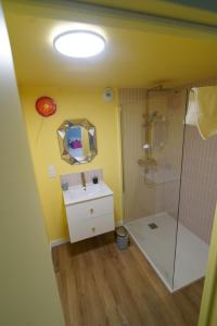 Ένα μπάνιο στο Le Candy by Clem