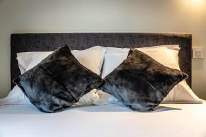 two pillows sitting on top of a bed at Le Valet - 1 Chambre in Brive-la-Gaillarde