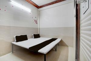 a small room with a bed in the corner at SPOT ON Radhakund Guest House in Rādha Kund