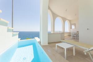 una piscina con vista sull'oceano di Marinaia Archi a Marittima
