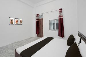 Ένα ή περισσότερα κρεβάτια σε δωμάτιο στο SPOT ON Hotel Veer Galaxy