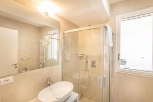 un bagno con doccia, WC e lavandino di Marinaia Archi a Marittima Altre 14 foto