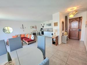 een woonkamer met een bank en een tafel bij Villa K Presqu ile de Giens in Hyères
