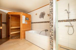 Ένα μπάνιο στο Huus Strandgut +39 φωτογραφίες