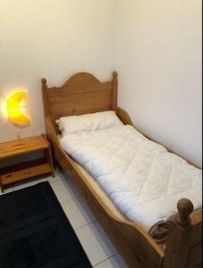 a small bedroom with a bed and a night stand at Mühlenblick in Dänschendorf