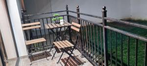 two chairs and a table on a balcony at Luma Haven in Şelimbăr