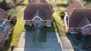 une vue sur une maison avec deux toits dans l'établissement Kajüte 4, à Lemkenhafen auf Fehmarn