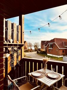 - une table sur un balcon avec vue sur la rue dans l'établissement Havnkoje, à Westerbergen 20 autres photos