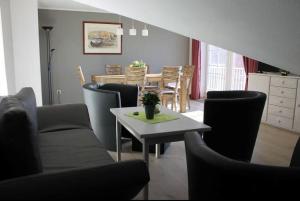a living room with a table and chairs at Orther Hafenblick in Orth