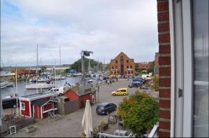 une vue d'une marina avec des bateaux dans l'eau dans l'établissement Orth C24, à Orth