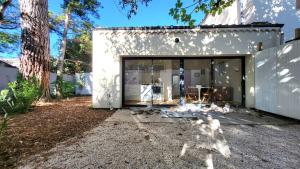un bâtiment blanc avec une grande porte coulissante en verre dans l'établissement Le MazeL, meublé de tourisme 2 à 4 personnes, à Avignon